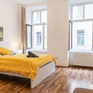 Peaceful 1br Apt. Near Metro Station Langenfeldg. Apartamento